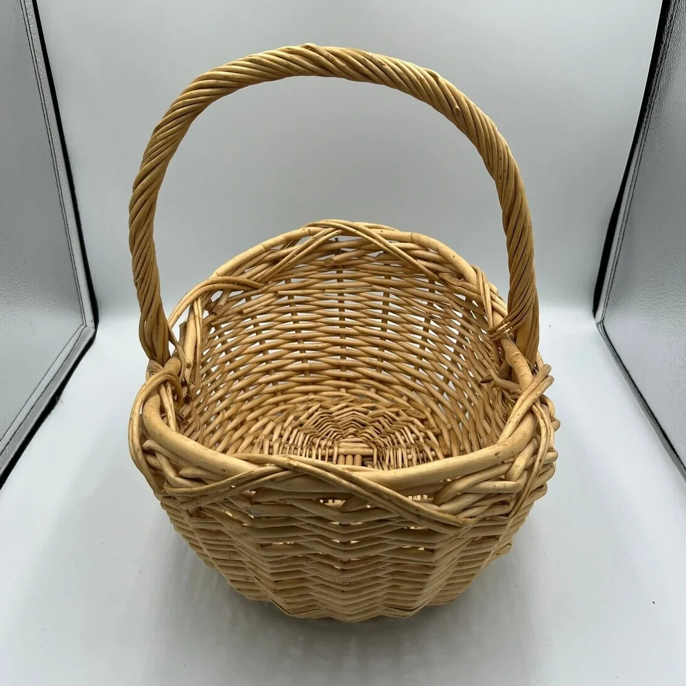 Woven Wicker Basket Unisex Medium Tan Very Good Rustic Scalloped Rim